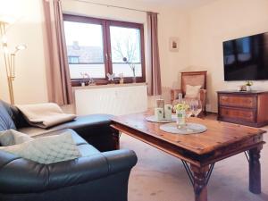 sala de estar con mesa de centro y sofá en Maisonette Ferienwohnung - Stuth Barth, en Barth