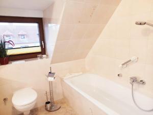 un baño con inodoro y bañera en Maisonette Ferienwohnung - Stuth Barth, en Barth