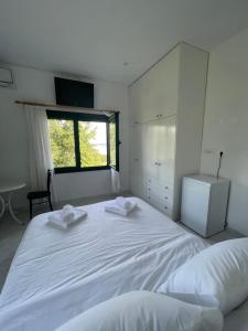 Ένα ή περισσότερα κρεβάτια σε δωμάτιο στο Vaios Villa LakeView 2 +2 φωτογραφίες