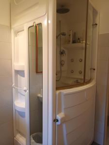 un baño con ducha y lavabo en Casa di Bepi, en Udine 8 fotos más