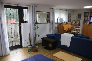 Posezení v ubytování Souterain Appartement 19 min zu Fuß Downtown