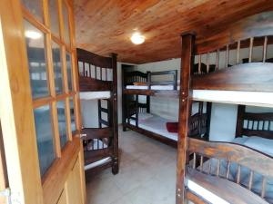 Ένα ή περισσότερα κρεβάτια σε δωμάτιο στο Hostal Hilltop Salento +49 φωτογραφίες