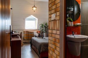 un bagno con un lavandino e un letto in una stanza di Casanova Dalat Hotel a Da Lat