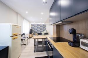 Η κουζίνα ή μικρή κουζίνα στο Apartamentos O Devezo +95 φωτογραφίες