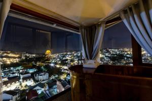 Vista generica su Da Lat o vista sulla città dall'interno dell'hotel