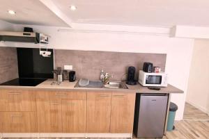 Η κουζίνα ή μικρή κουζίνα στο Maison Aurillac - 2 chambres - parking gratuit