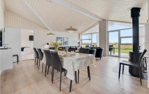 Fotografie z fotogalerie ubytování Amazing Home In Løkken With Kitchen v destinaci Løkken