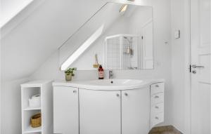 Bilik mandi di Stunning Home In Løkken With Wifi +23 gambar
