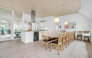 Η κουζίνα ή μικρή κουζίνα στο 7 Bedroom Awesome Home In Ulfborg