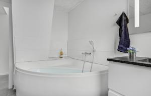 Φωτογραφία από το άλμπουμ του Gorgeous Home In Glesborg With Kitchen σε Glesborg