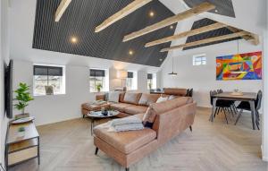 Χώρος καθιστικού στο Beautiful Home In Ringkøbing With Sauna