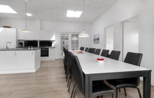 Η κουζίνα ή μικρή κουζίνα στο Lovely Home In Glesborg With Sauna