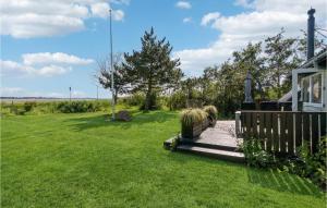 GørlevにあるCozy Home In Gørlev With House Sea Viewの木製デッキ付きの庭と家 +14枚の写真