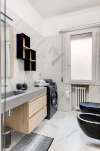 a kitchen with a washing machine and a sink at Casariosa, centro Rimini in Rimini