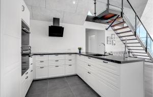 Η κουζίνα ή μικρή κουζίνα στο Amazing Home In Rømø With Kitchen