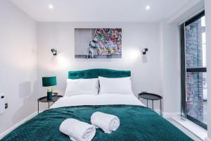 Postel nebo postele na pokoji v ubytování Monopoly Wallz - Sleeps 3