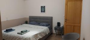 ein Schlafzimmer mit einem Bett mit zwei Kissen darauf in der Unterkunft Airport Friendly House 3 in Artemida