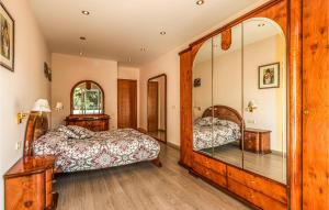 A bed or beds in a room at Lovely Home In Sant Cebrià De Vallalta