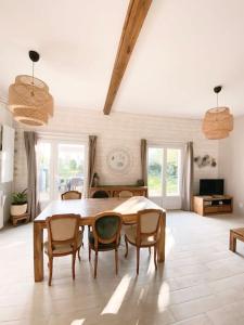 a dining room with a table and chairs at Charmante maison familiale -Jardin -WIFI -Parking in Mérignac