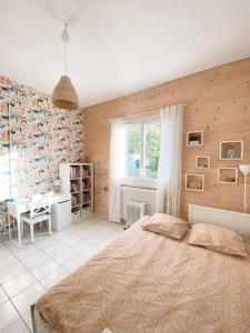 a bedroom with a large bed and a window at Charmante maison familiale -Jardin -WIFI -Parking in Mérignac +57 photos