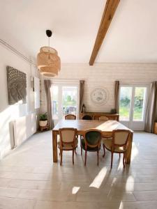 a dining room with a table and chairs at Charmante maison familiale -Jardin -WIFI -Parking in Mérignac