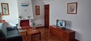 una sala de estar con un sofá y una mesa en SwordFish Cliff Apartment, en Peniche