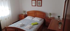 Un dormitorio con una cama con una caja verde. en SwordFish Cliff Apartment, en Peniche