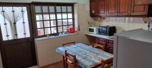 Una pequeña cocina con una mesa y un microondas. en SwordFish Cliff Apartment, en Peniche
