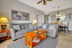 Posezení v ubytování Making Memories Resort Windsor Palms Condo