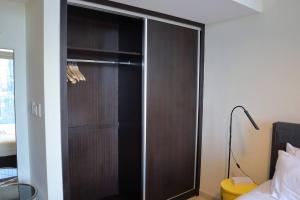 Postel nebo postele na pokoji v ubytování Al Reem Stylish 2BR with Gym & Parking