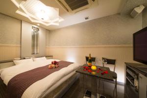 HOTEL THE i Adult only客房内的一张或多张床位