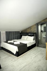 Postel nebo postele na pokoji v ubytování Minimalist Suit Otel