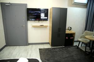 TV a/nebo společenská místnost v ubytování Minimalist Suit Otel