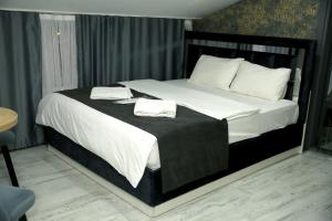 Postel nebo postele na pokoji v ubytování Minimalist Suit Otel