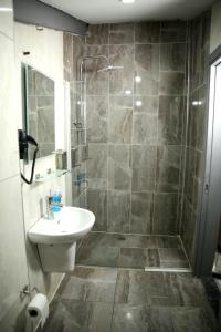 Koupelna v ubytování Minimalist Suit Otel + 37 fotografií