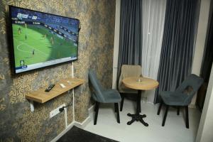 TV a/nebo společenská místnost v ubytování Minimalist Suit Otel