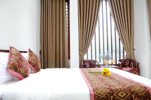 Postel nebo postele na pokoji v ubytování Hoi An Golden Horse Villa + 144 fotografií