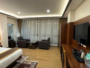 Μια τηλεόραση ή/και κέντρο ψυχαγωγίας στο Hotel Lha-yul nearby MG Road Gangtok