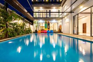 an indoor pool with blue water in a building at Sea Villa Vũng Tàu - Gần Cột Cờ Bãi Sau - Free Bida - Loa Karaoke in Vung Tau