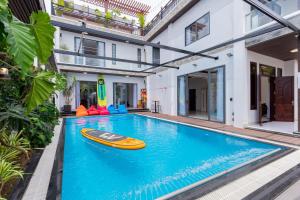 a house with a swimming pool with a kayak on it at Sea Villa Vũng Tàu - Gần Cột Cờ Bãi Sau - Free Bida - Loa Karaoke in Vung Tau