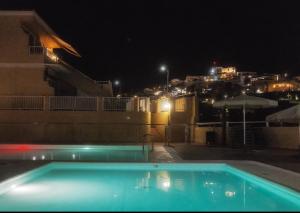 La alberca dentro o cerca de Arguineguin apartment terrace swimming pool