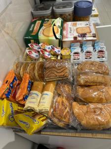 un frigorifero pieno di diversi tipi di pane e dolci di The HeArt Guest House a Napoli