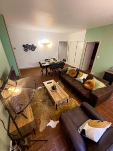 una sala de estar con un sofá y una mesa en La Cité Voltaire, en Carcassonne 21 fotos más