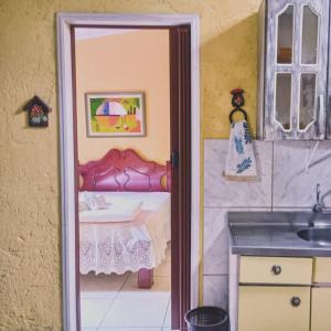 a toy kitchen with a bed and a sink at Hibisco Rosa Aluguéis in Araçatuba