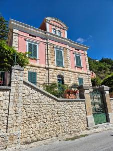 RoccamandolfiにあるLa Dimora del tempo ritrovatoの石垣のピンクの家