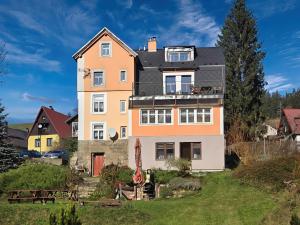 una grande casa in cima a una collina di APARTMÁN u SJEZDOVKY a Albrechtice