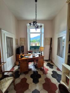 RoccamandolfiにあるLa Dimora del tempo ritrovatoのリビングルーム(デスク、窓付)