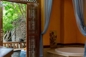 Gucheng Lanshe Designer Garden B&B的阳台或露台