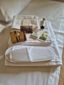 RoccamandolfiにあるLa Dimora del tempo ritrovatoのベッドの上に座ってタオルを2枚 +195枚の写真