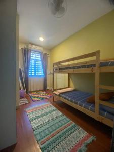 Ένα ή περισσότερα κρεβάτια σε δωμάτιο στο Rumah Tamu YZ